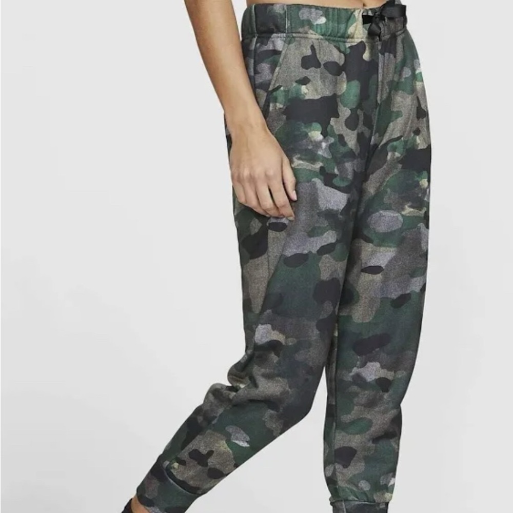 Medium Nike camo joggersrs